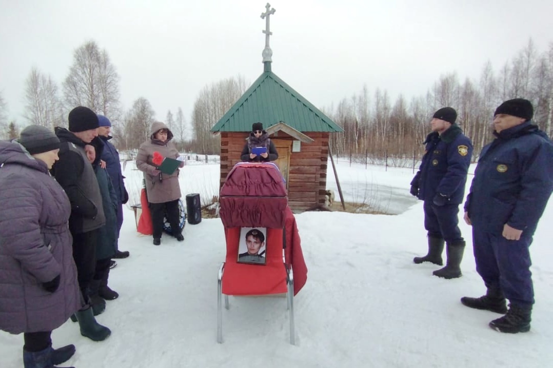В Кипиево проводили в последний путь участника СВО Дениса Ануфриева.