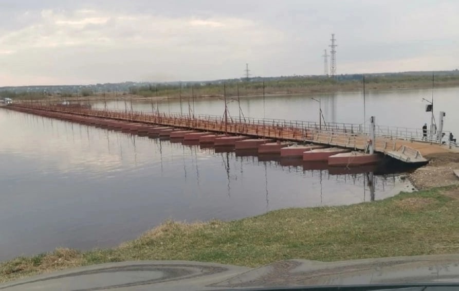 Наплавной мост через Ижму открыт для пешеходов.