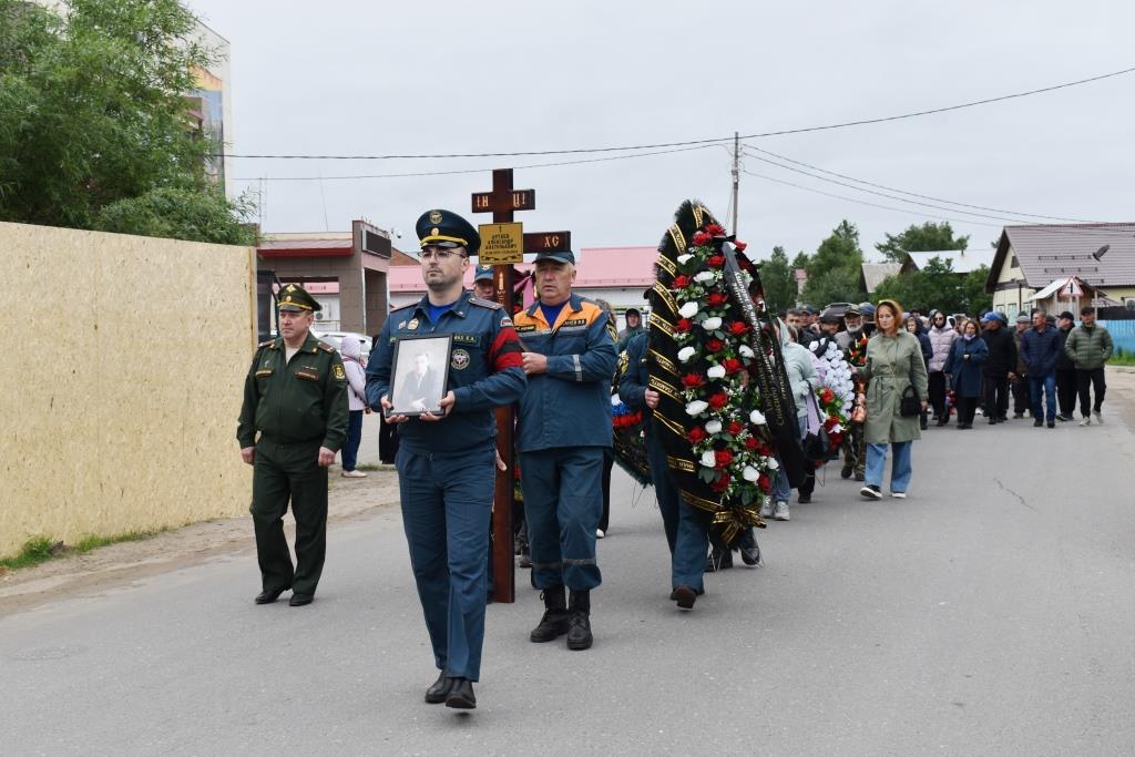 В Ижме проводили в последний путь участника СВО Александра Артеева.