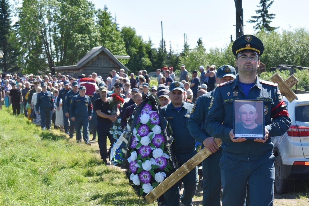 В Ижме проводили в последний путь участника СВО Евгения Чупрова.