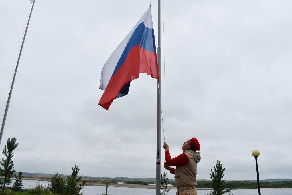 Праздничные мероприятия в Ижме начались с торжественного поднятия государственных флагов.