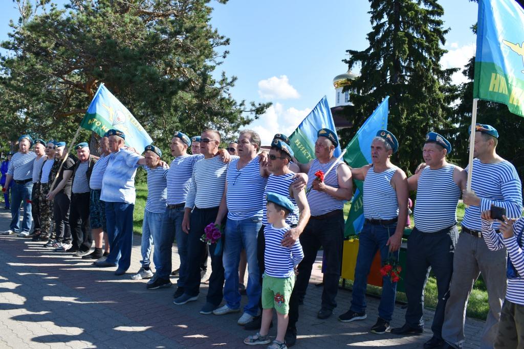 В Ижме отмечают День воздушно-десантных войск России.