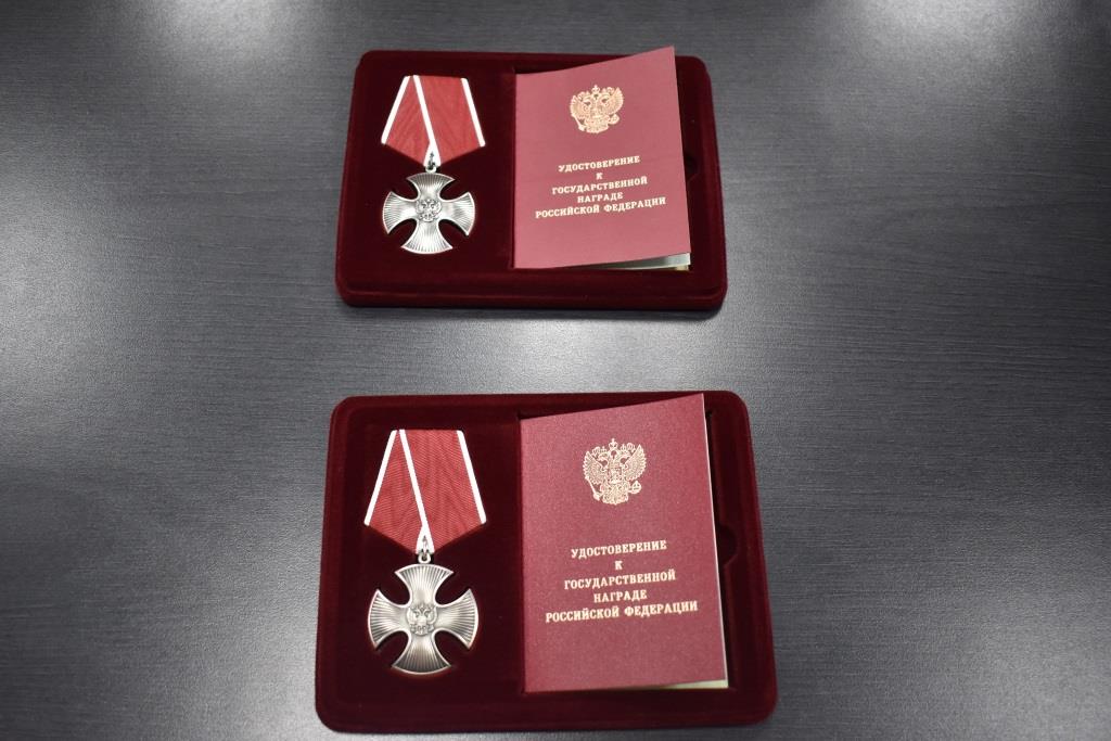 Родным погибших участников СВО Андрея Немчинова и Алексея Филиппова торжественно передали Ордена Мужества.