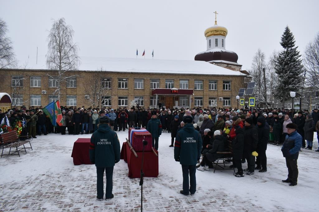 В Ижме проводили в последний путь участника СВО Владимира Артеева.