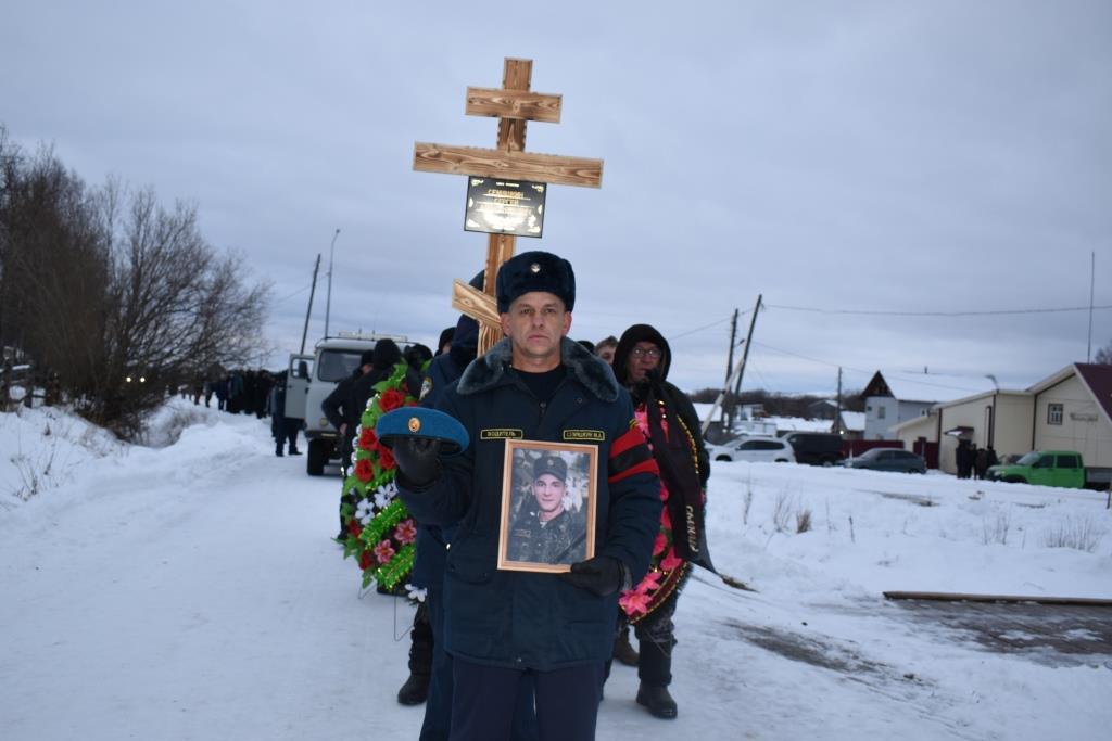 В Варыше проводили в последний путь участника СВО Сергея Семяшкина.