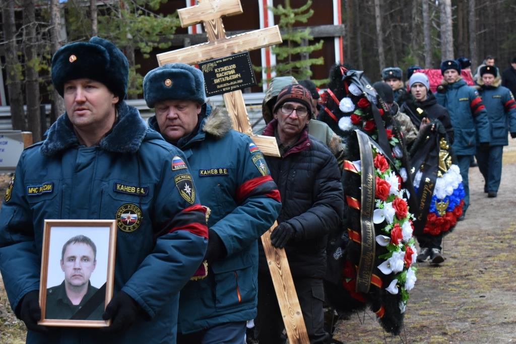 В Ижме проводили в последний путь участника СВО Василия Кузнецова.