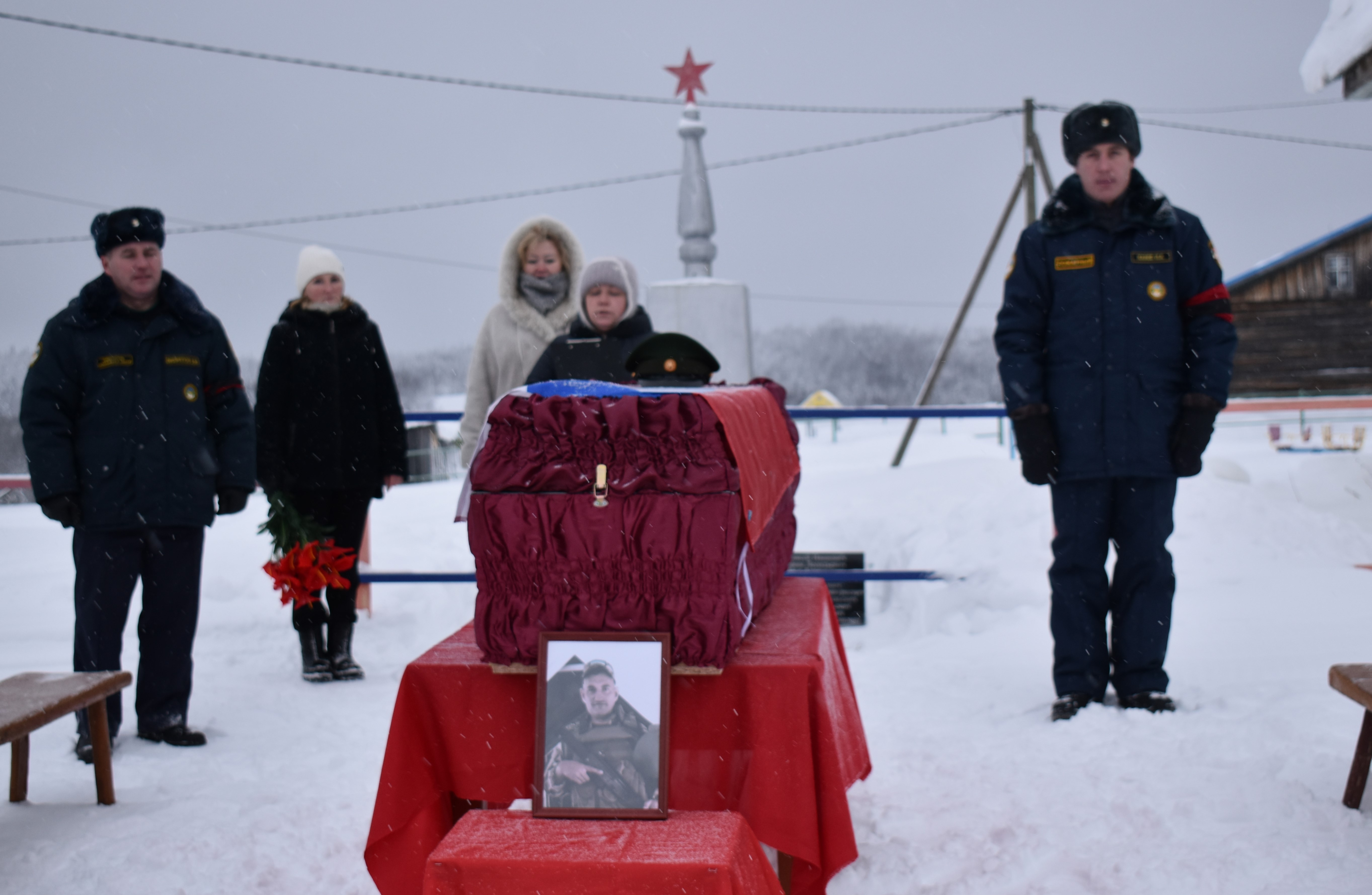 В деревне Пильегоры проводили в последний путь участника СВО Василия Хатанзейского.