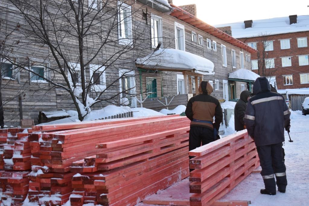 В Ижме проводят капитальный ремонт в пяти многоквартирных домах.