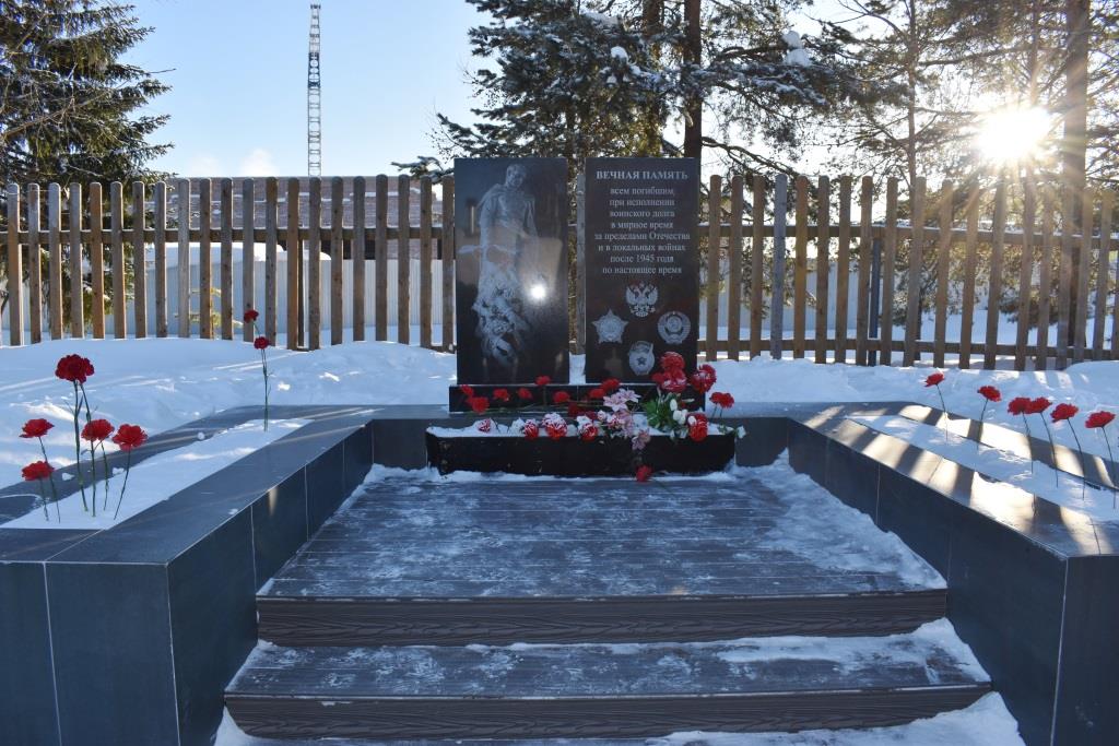 В Ижме торжественно возложили цветы к памятному знаку воинам-интернационалистам.