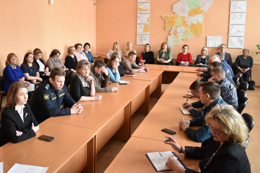 Подготовку ко Дню Победы, к половодью, поддержку тылом фронта обсудили на совещании с руководителями учреждений и организаций района, главами поселений.