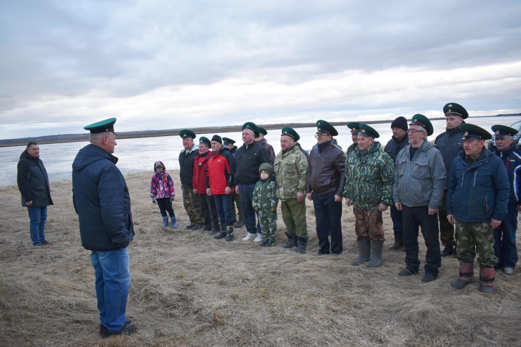 В Ижме День пограничника начали с боевого расчета.