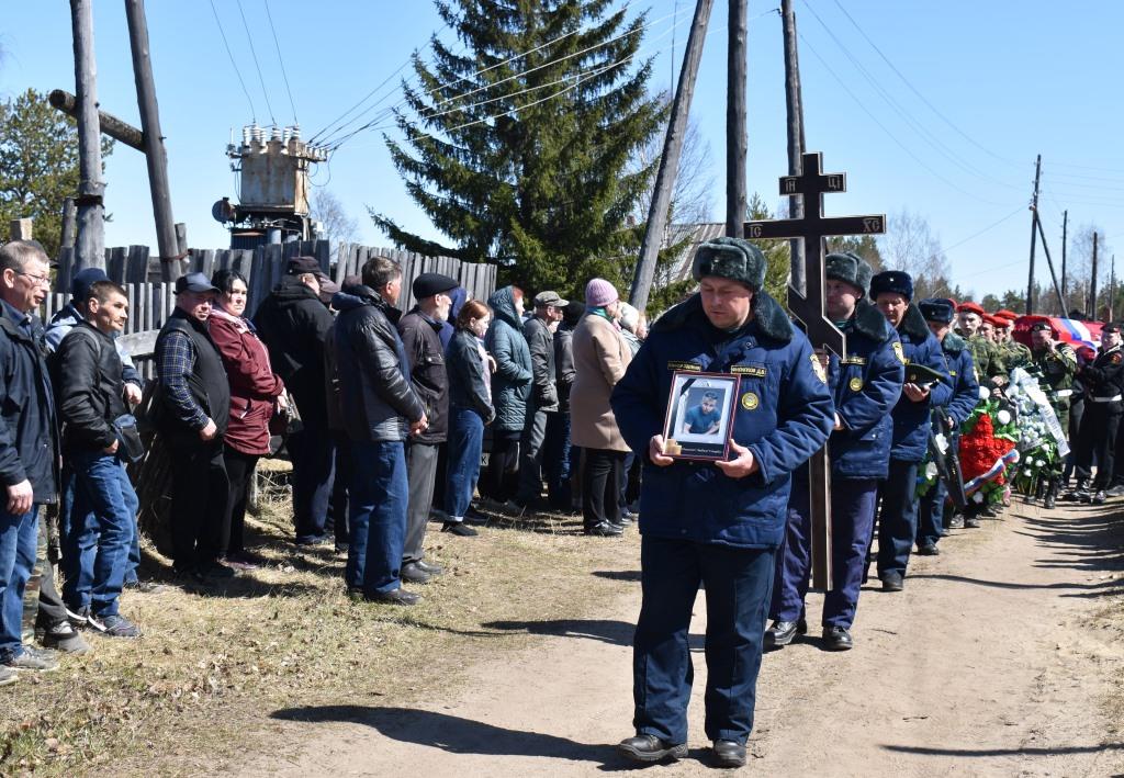 В поселке Том простились с участником СВО Василием Напалковым.