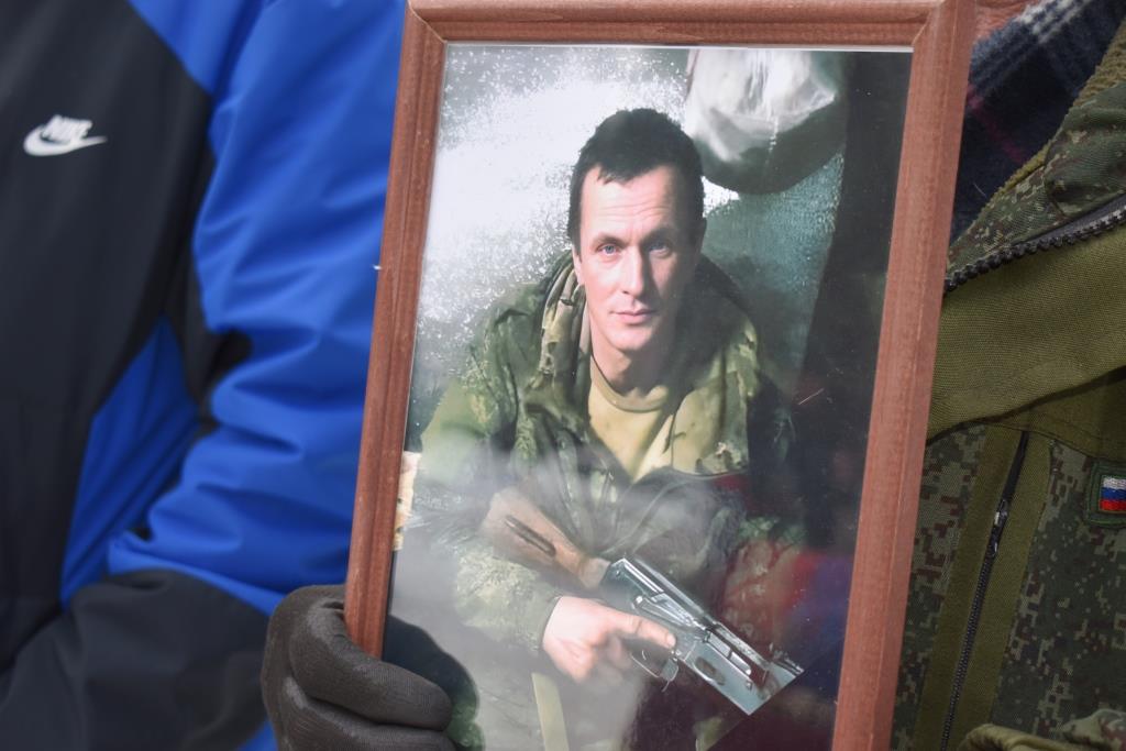 В Ижме проводили в последний путь участника СВО Александра Крайнова.