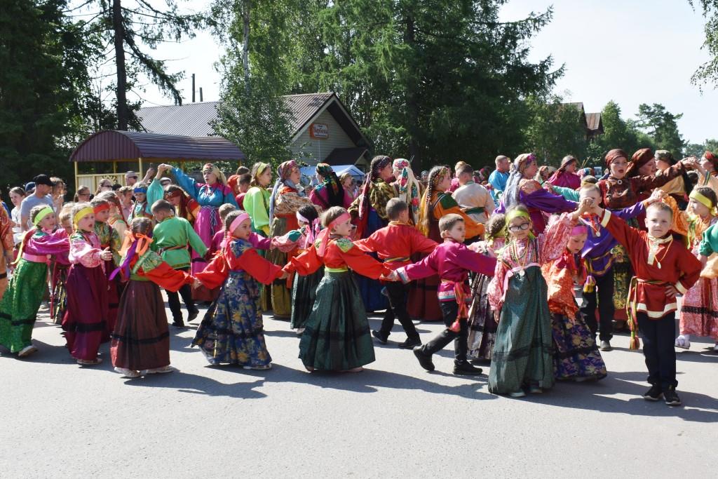 В Ижме Малым Лудом открыли большое народное гуляние.