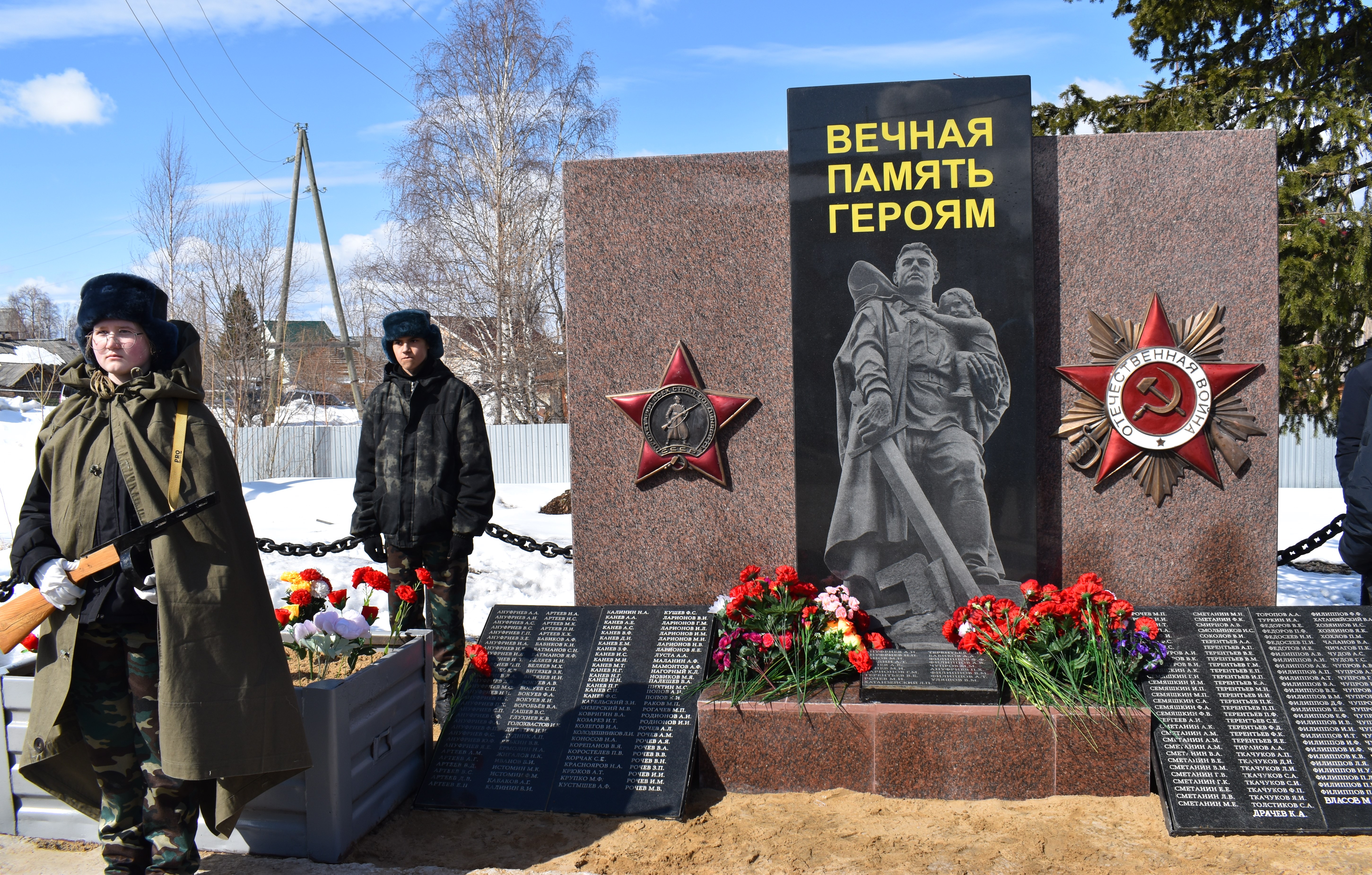 В Щельяюре торжественно открыли новый памятник жителям поселка речников, погибшим на фронтах Великой Отечественной.