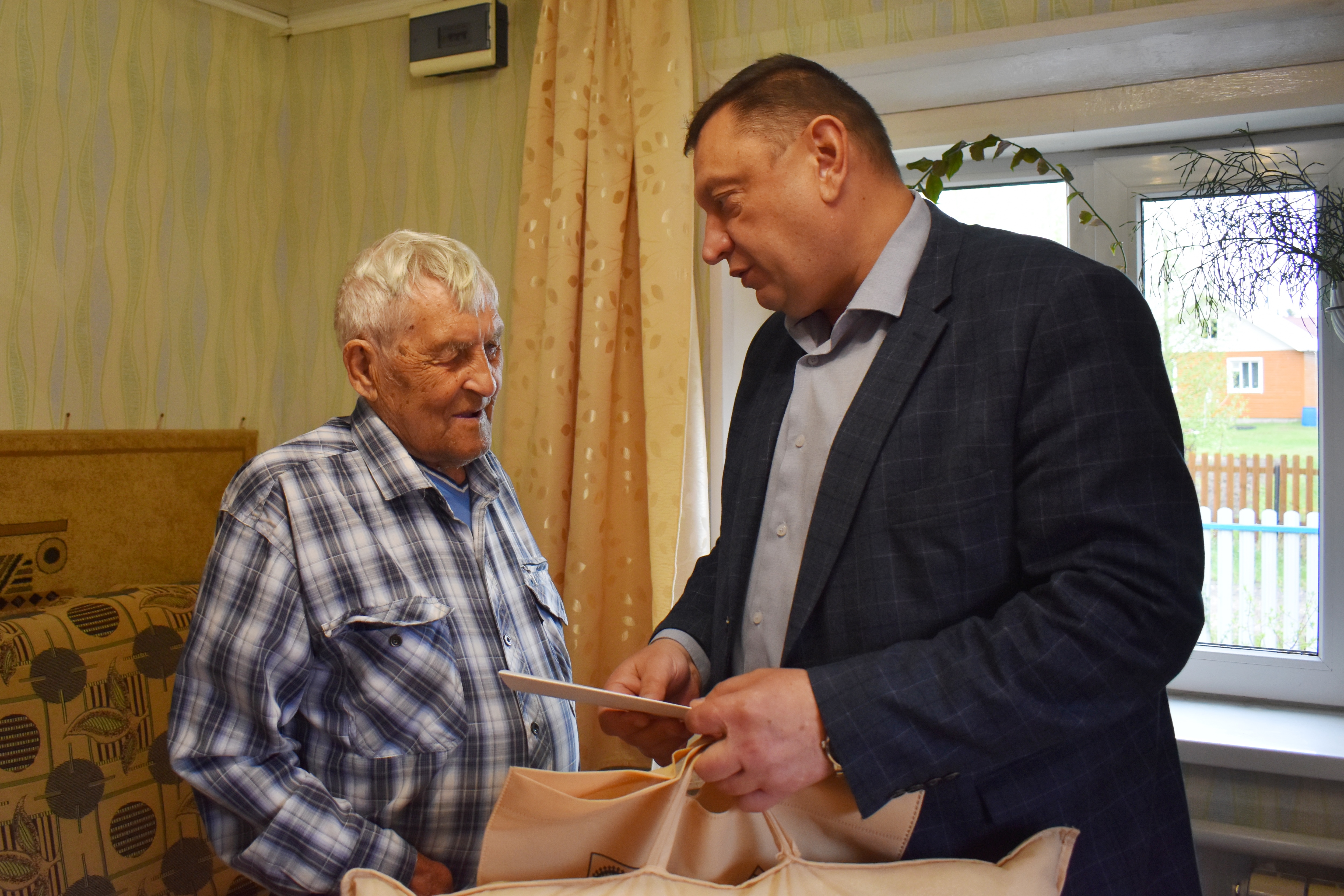 Жителю села Ижма Валериану Павловичу Каневу сегодня исполнилось 90 лет.