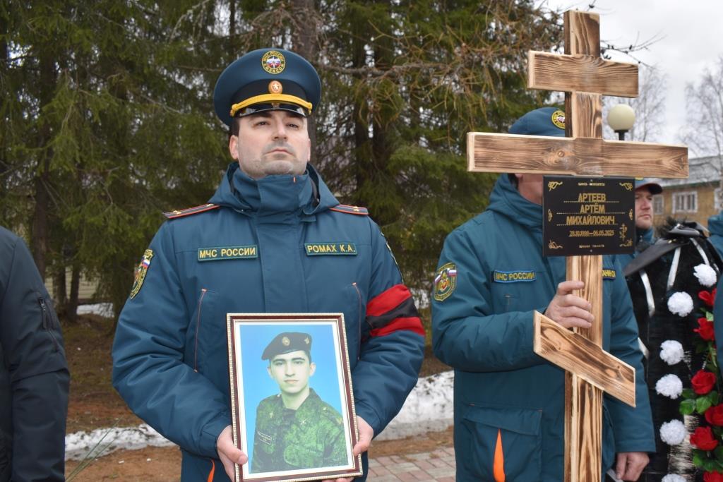 В Ижме проводили в последний путь участника СВО Артема Артеева.