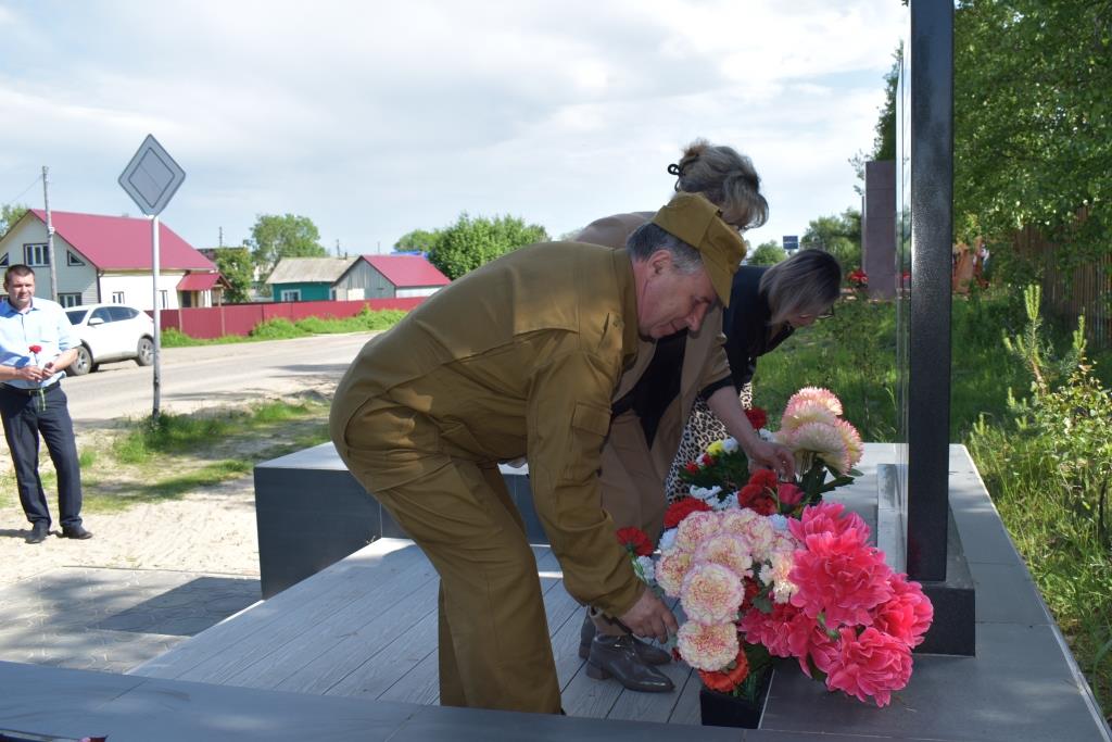 В Ижме возложили цветы к памятнику павшим ветеранам боевых действий.