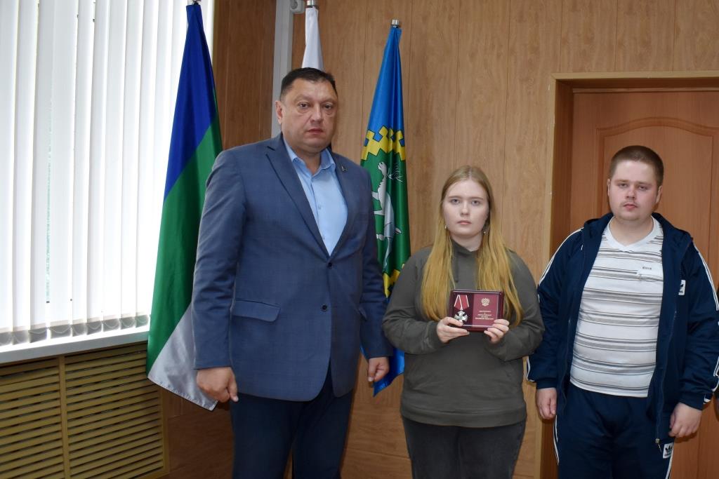 В администрации района прошла церемония передачи государственных наград семьям погибших участников СВО.
