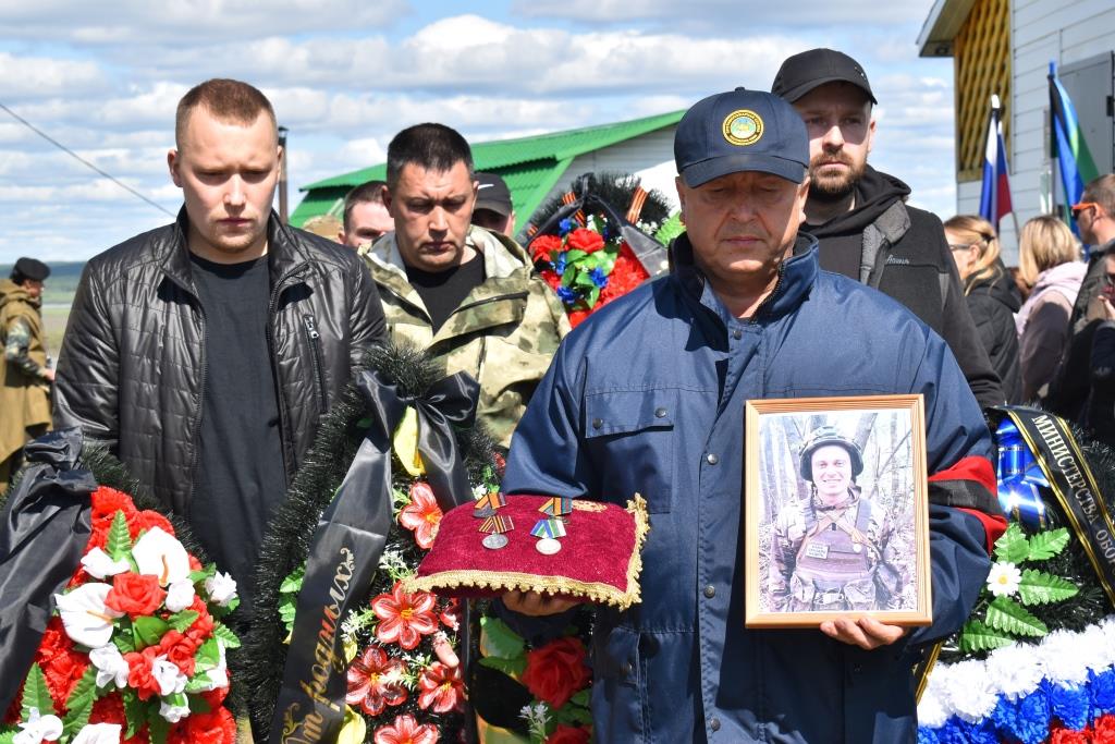 В Щельяюре проводили в последний путь участника СВО Владимира Рочева.