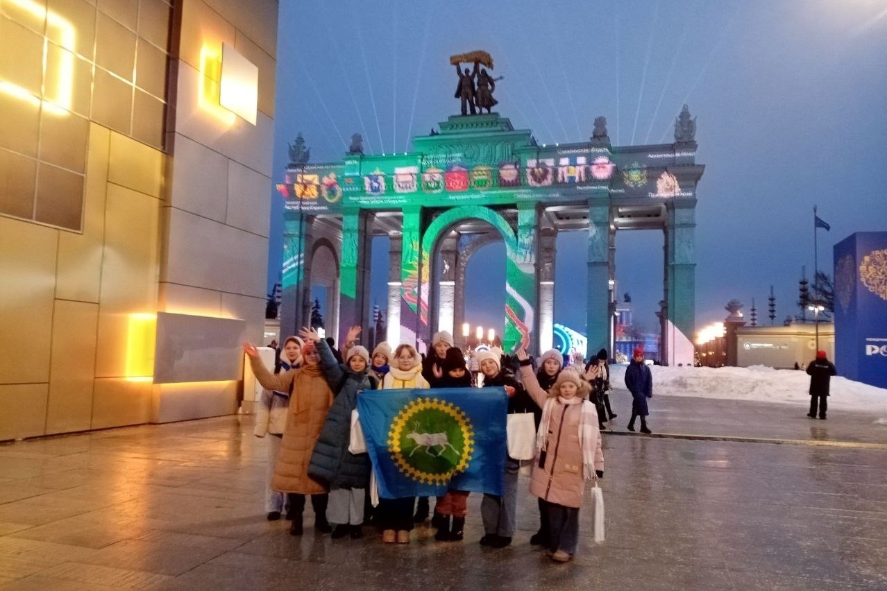 Ижемские школьники с экскурсионной программой съездили в Москву на ВДНХ.