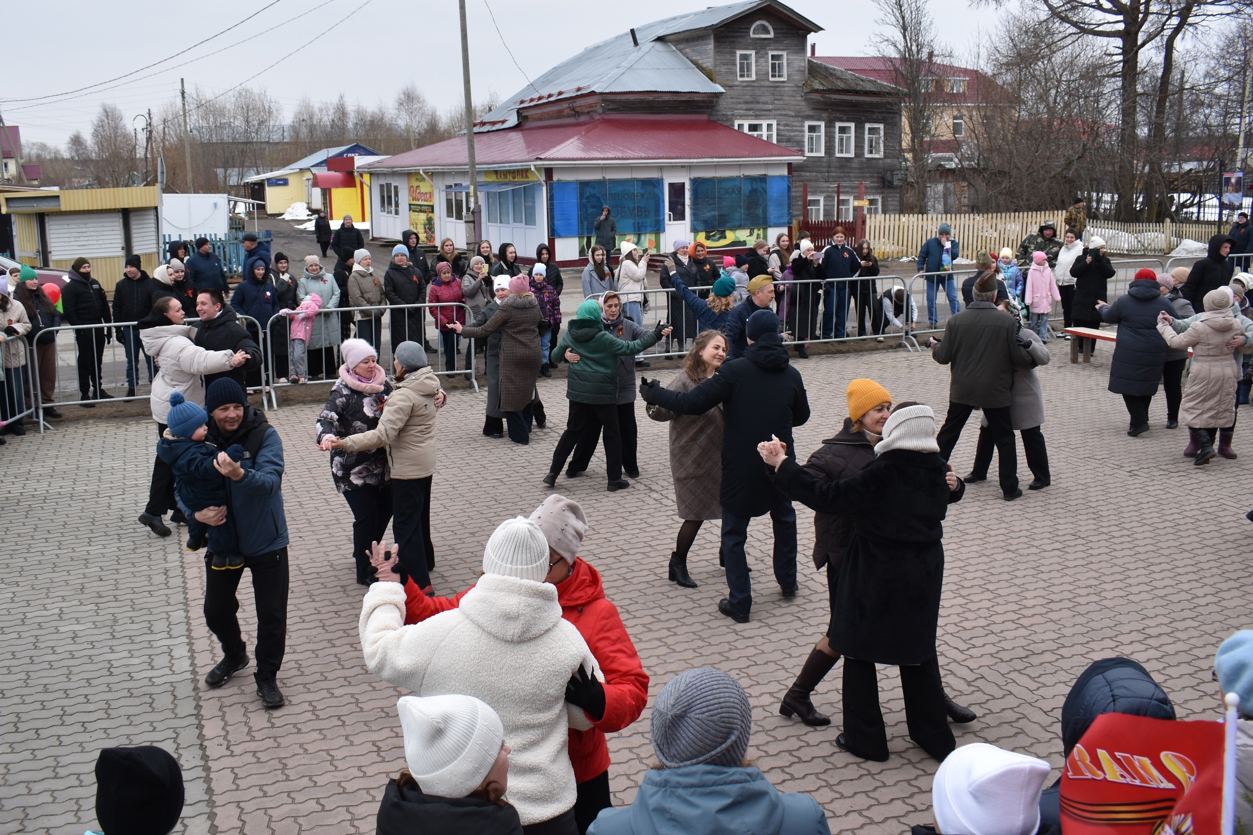 Народное гуляние «В шесть часов вечера после войны».