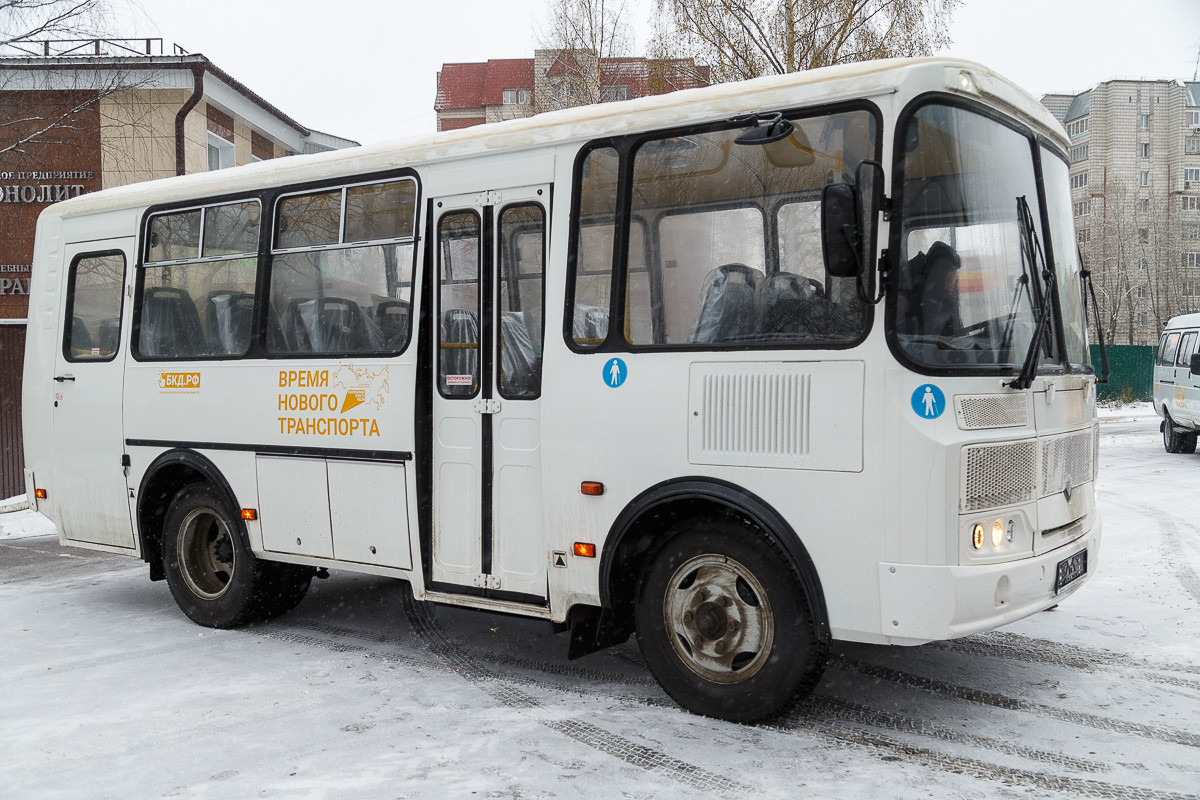 Владимир Уйба вручил ключи от новых пассажирских автобусов главе Ижемского района.