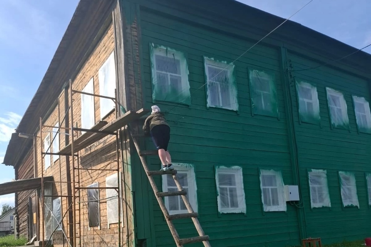 Наводим красоту: в Сизябске приступили к окраске здания библиотеки.