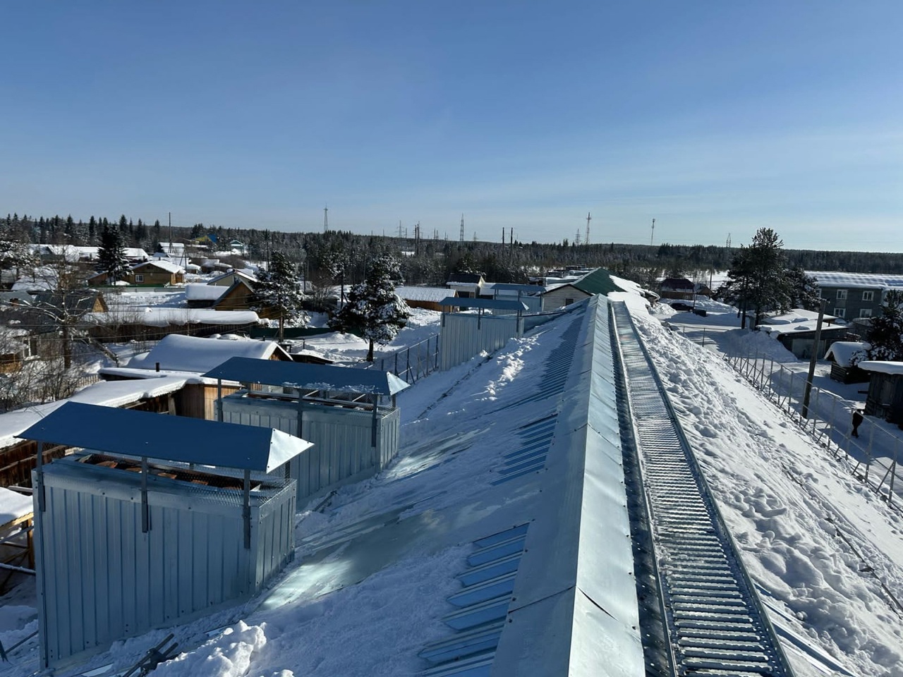 С начала года в Ижме капитально отремонтировали кровлю в пяти многоквартирных домах.