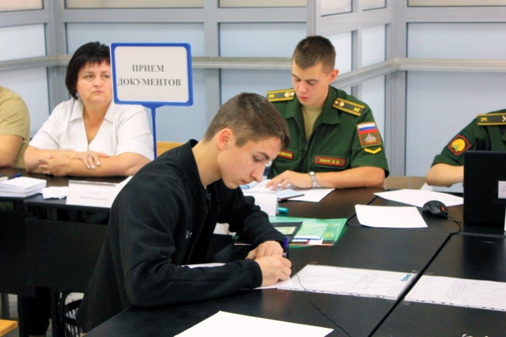 В Республике Коми продолжается прием документов для поступления в вузы Минобороны России, сообщает Военный комиссариат Республики Коми.
