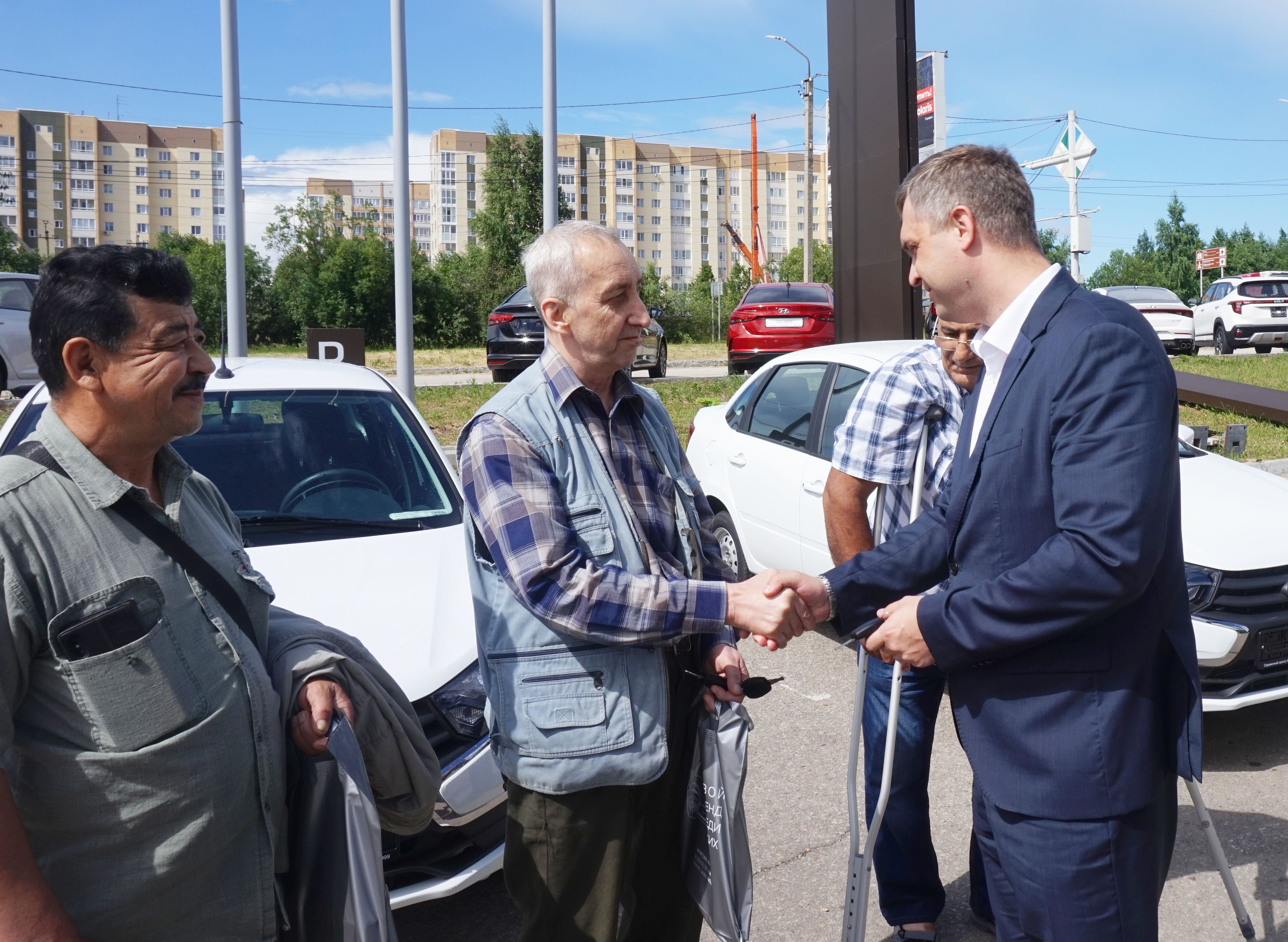 Семь жителей республики, пострадавших на производстве, получили новые автомобили от Отделения Социального фонда России по Коми.