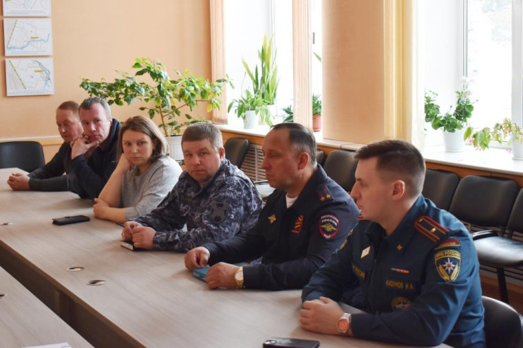 Игорь Норкин поставил задачи по обеспечению комплексной безопасности в майские праздники. Игорь Норкин поставил задачи по обеспечению комплексной безопасности в майские праздники.