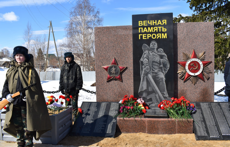 В Щельяюре торжественно открыли новый памятник жителям поселка речников, погибшим на фронтах Великой Отечественной. В Щельяюре торжественно открыли новый памятник жителям поселка речников, погибшим на фронтах Великой Отечественной.