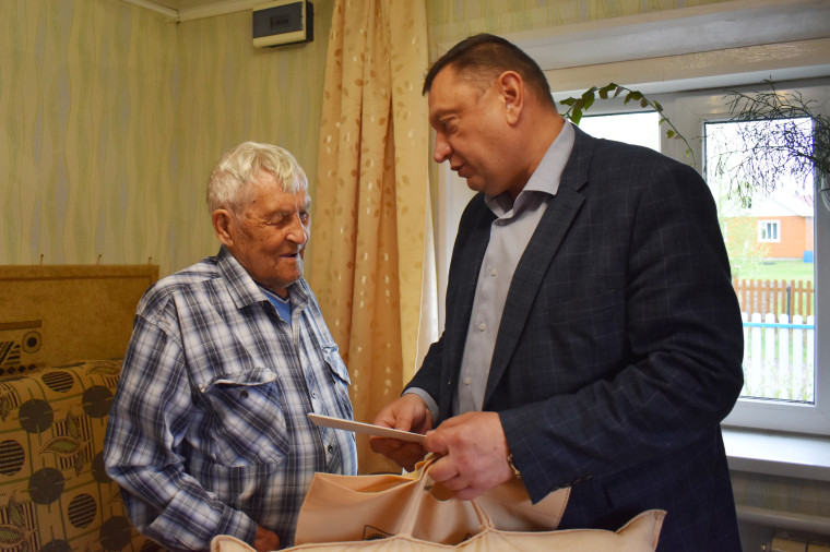 Жителю села Ижма Валериану Павловичу Каневу сегодня исполнилось 90 лет. Жителю села Ижма Валериану Павловичу Каневу сегодня исполнилось 90 лет.