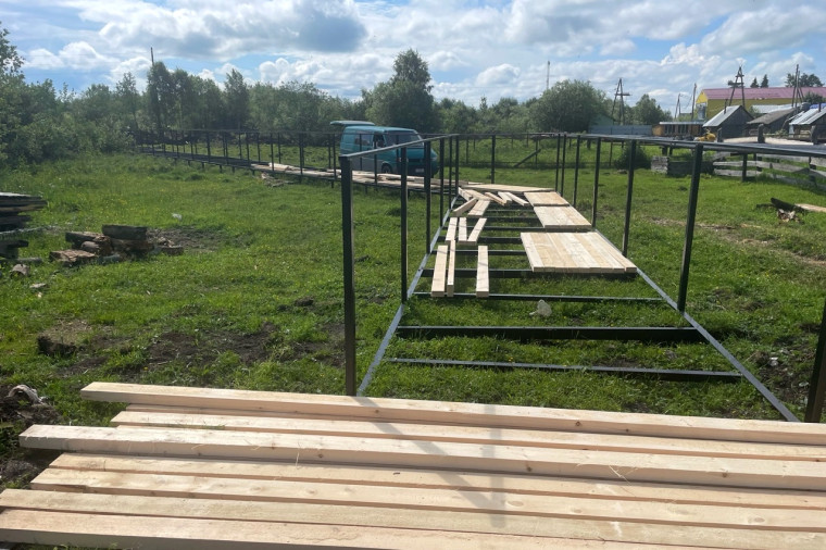 В Ижме продолжается благоустройство линейного сквера «Джуджыд пос». В Ижме продолжается благоустройство линейного сквера «Джуджыд пос».